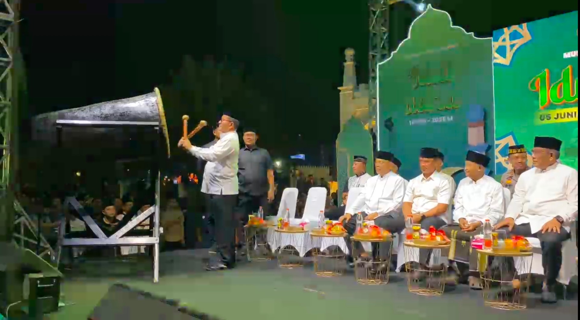 Pukul Bedug, Kakanwil Kemenag Aceh dan Jajaran Sukseskan Pawai Takbiran Idul Adha 2025