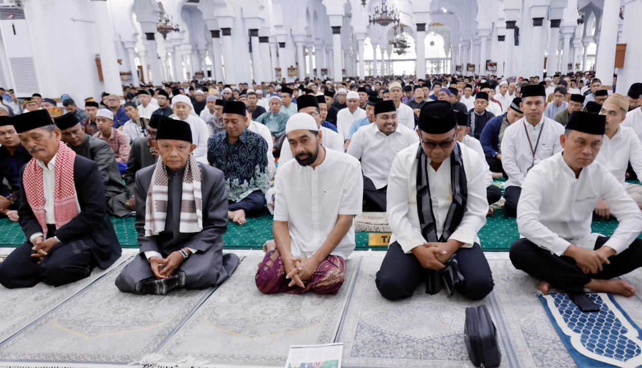 Gubernur Mualem Salat Idul Adha di Masjid Raya Baiturrahman