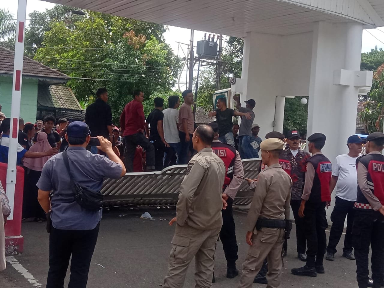 Seribuan Warga Terobos Pendopo Gubernur Aceh, Minta Uang Meugang
