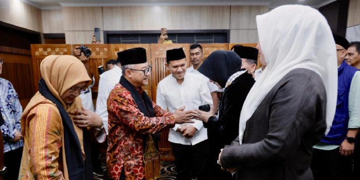 Wagub dan Ketua TP PKK Aceh Sambut Kedatangan Menteri Pendidikan
