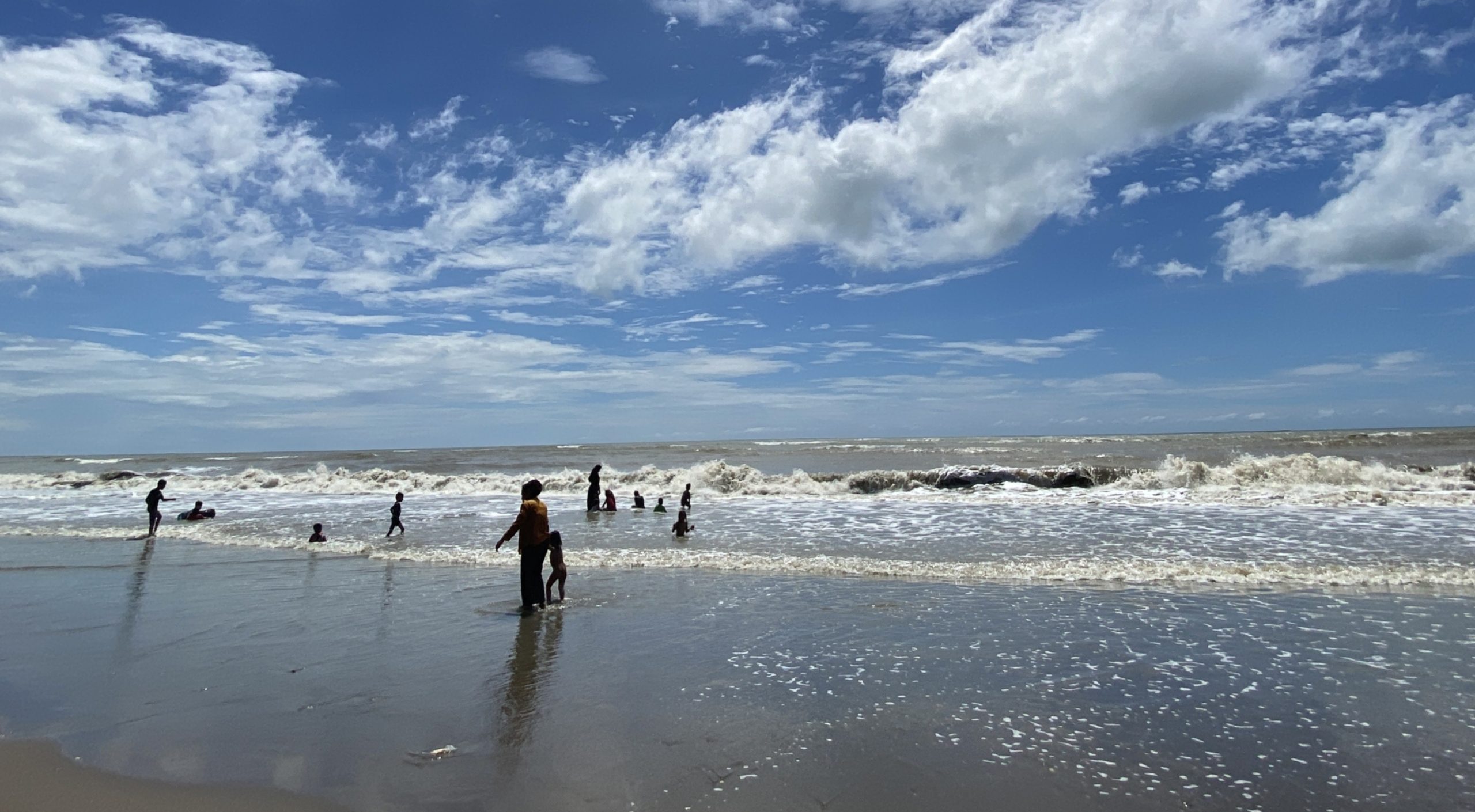 Pantai Lhok Puuk Diserbu Wisatawan saat Libur Idul Adha