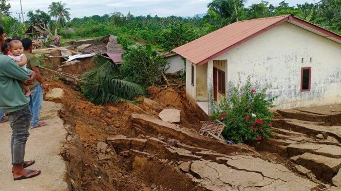 Tebing Sungai Arakundo Longsor, Satu Rumah Rusak Berat di Pantee Bidari Aceh Timur
