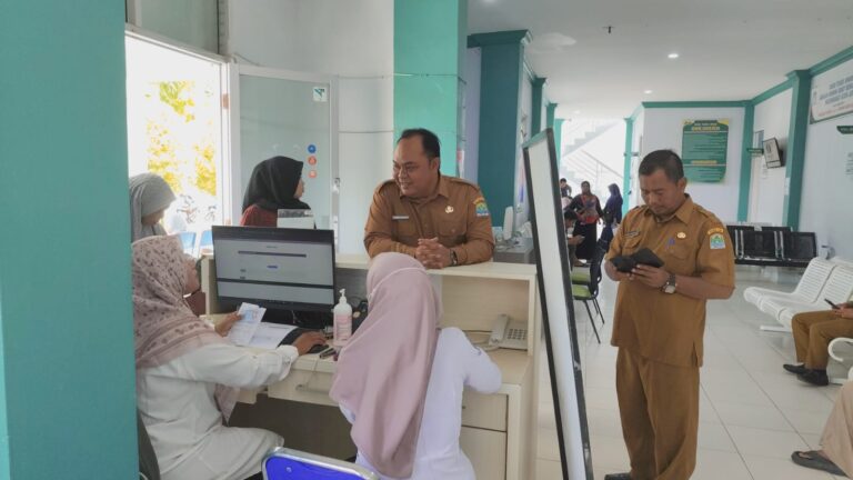 Pastikan Pelayanan Maksimal Pasca Libur Lebaran, Sekda Aceh Jaya Sidak RSUD dan Dukcapil