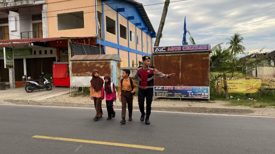 Personel Sat Samapta Polres Abdya Laksanakan Strong Point Pagi Menciptakan Situasi Aman di Jalan Raya