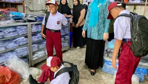 Senyum Siswa SD saat Marlina Ajak Belanja Seragam Baru