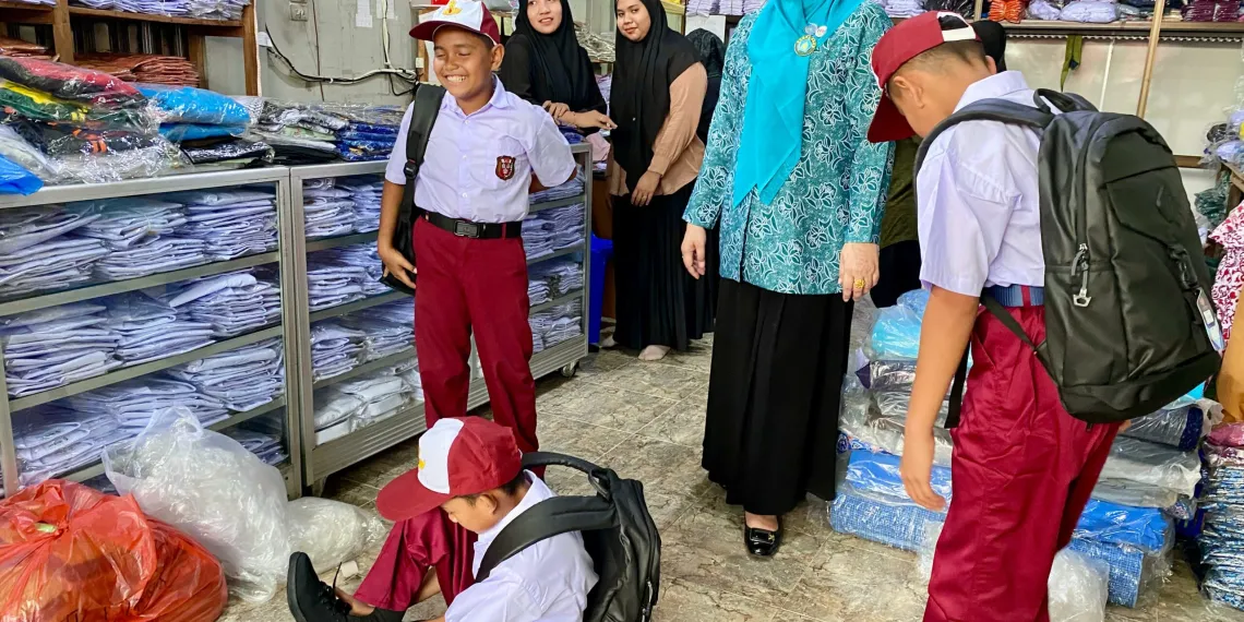Senyum Siswa SD saat Marlina Ajak Belanja Seragam Baru