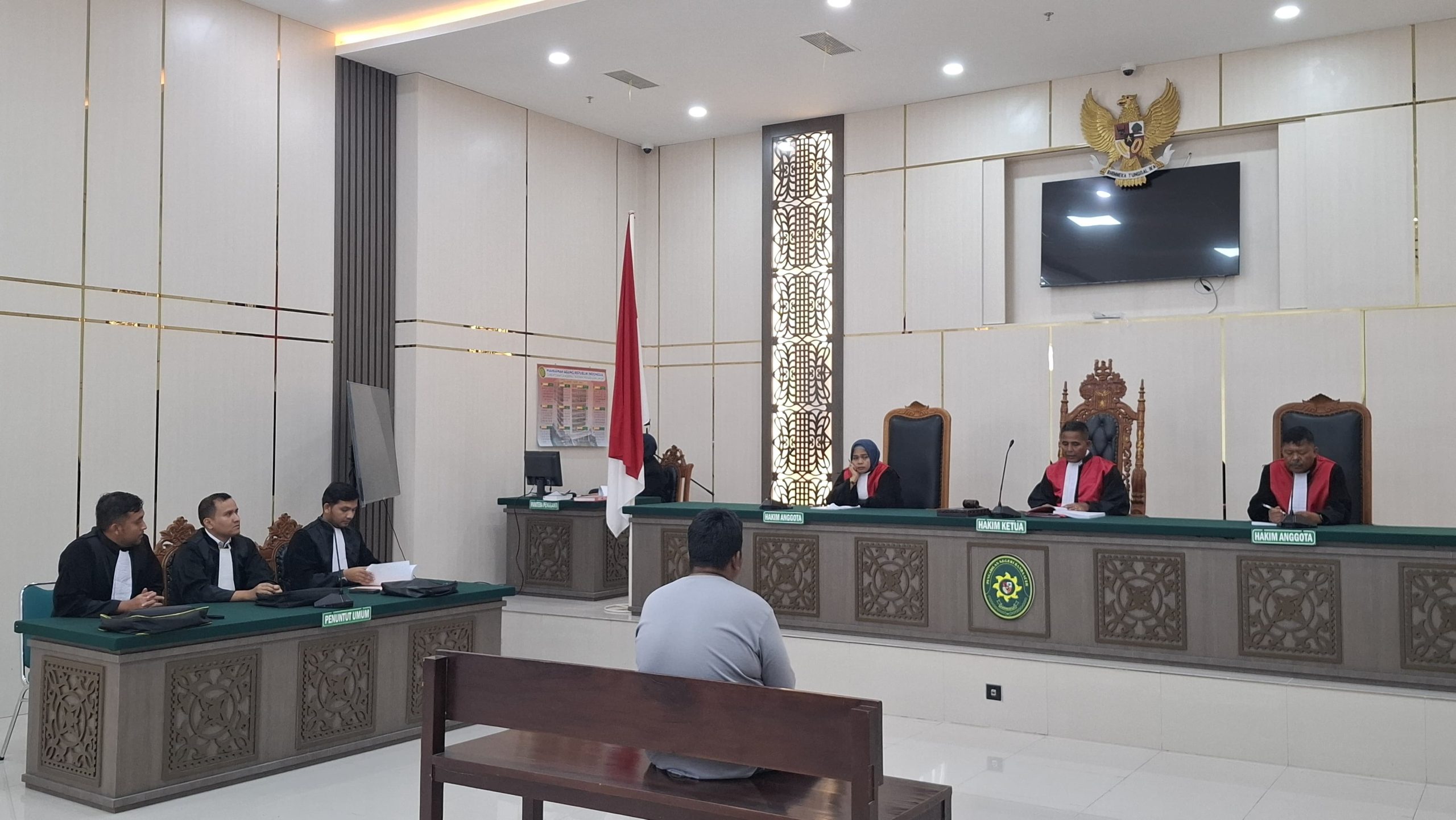 JPU KEJARI ACEH BESAR TUNTUT 4 TAHUN PENJARA TERHADAP TERDAKWA KASUS KORUPSI DANA SPP PNPM SIMEULUE TIGA
