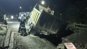 Mobil Terperosok Jembatan Ambruk Mintak Dinas Terkait Segera Perbaiki. 