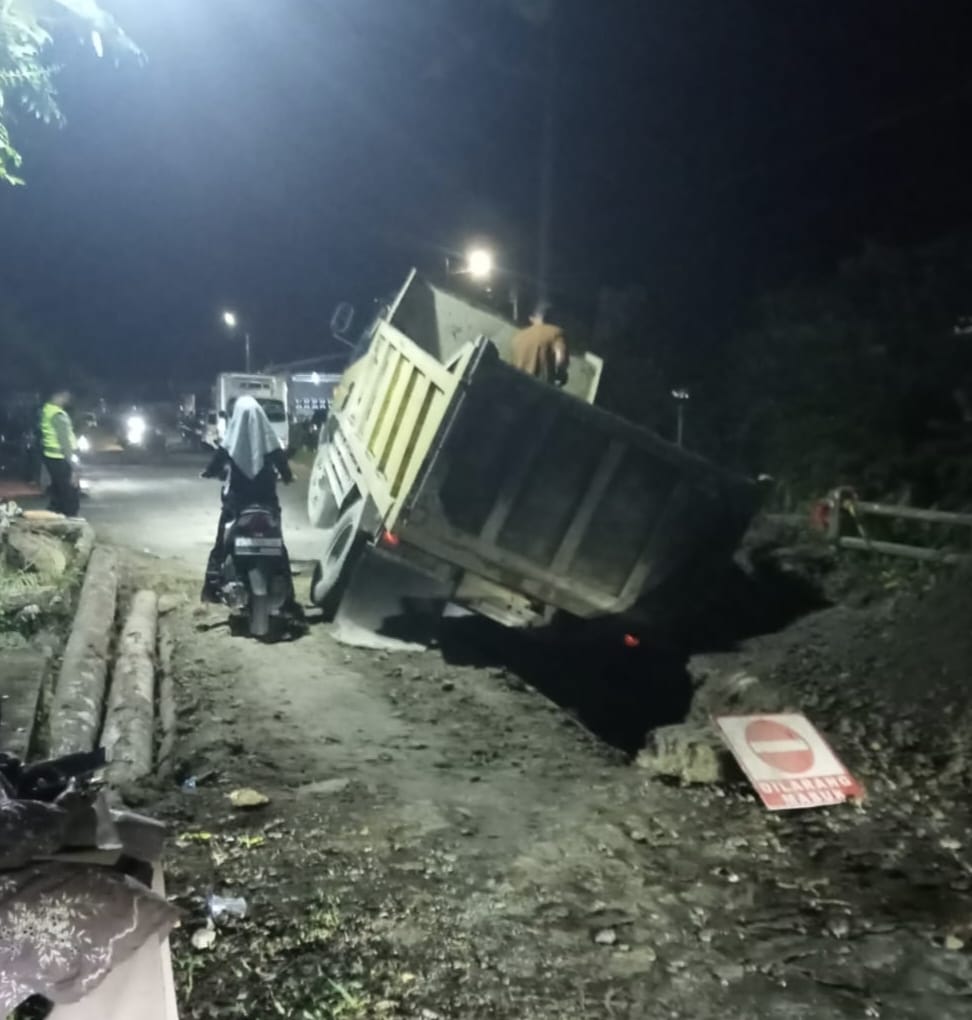Mobil Terperosok Jembatan Ambruk Mintak Dinas Terkait Segera Perbaiki 
