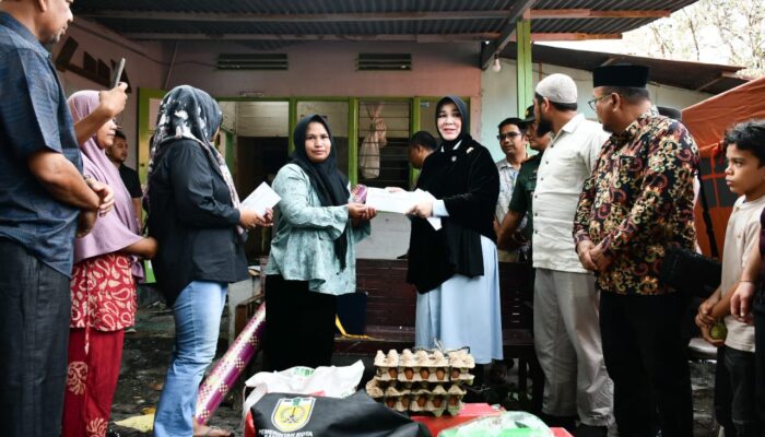 Wali Kota Banda Aceh Salurkan Bantuan Korban Kebakaran Ateuk Pahlawan