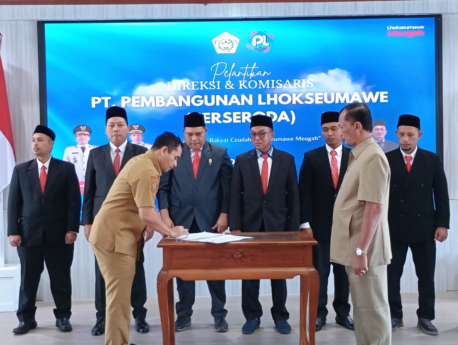 Wali Kota Lhokseumawe Lantik Dewan Komisaris dan Direksi PTPL Perseroda, Dorong Profesionalisme dan Peningkatan PAD