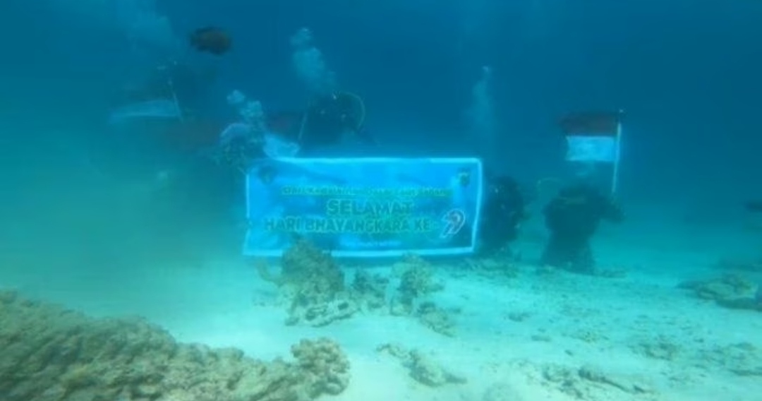 Keren! Ditpolairud Polda Aceh Kibarkan Merah Putih di Dasar Laut Sabang, Meriahkan Hari Bhayangkara