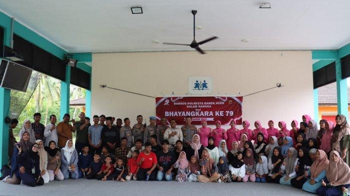 Kapolresta Banda Aceh Bersama Anak-anak Yayasan saat Salurkan Bansos Sambut Hari Bhayangkara Ke-79
