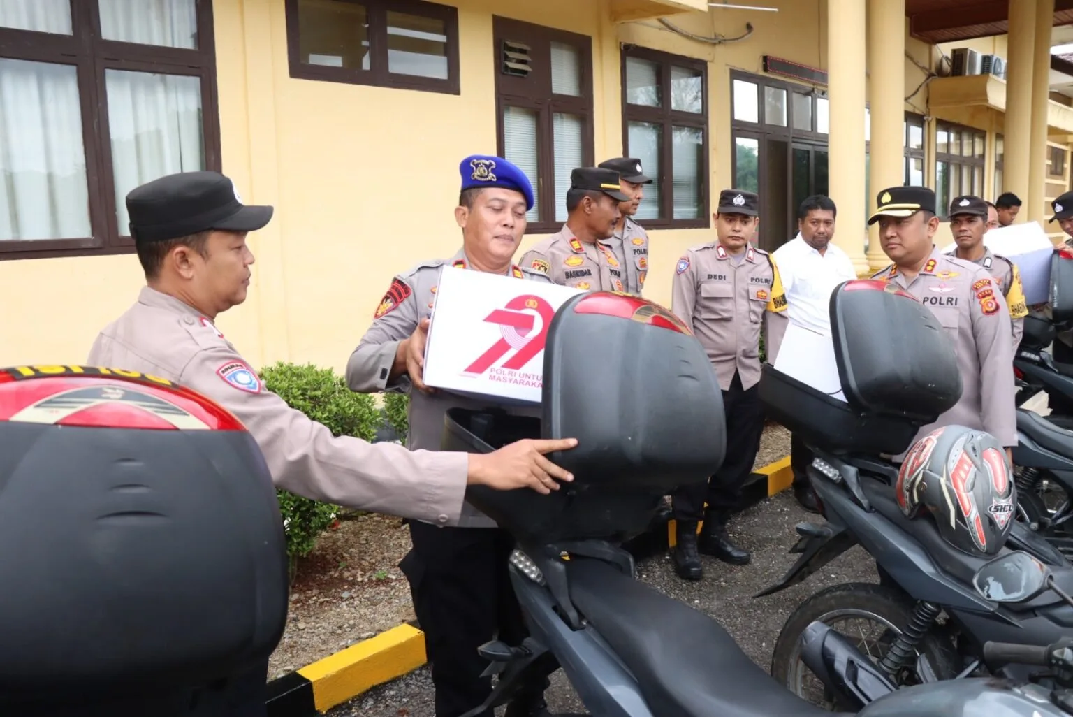 HUT ke-79 Bhayangkara, Polres Abdya Bagikan 500 Paket Bansos ke Warga Kurang Mampu