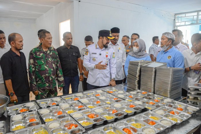 Cek Langsung Kelapangan, Bupati Al-Farlaky Tinjau Dapur Makan Bergizi untuk Anak Sekolah