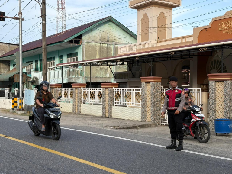 Sat Samapta Polres Aceh Selatan Laksanakan Pengaturan Lalu Lintas Pagi Hari di Titik Rawan Kemacetan