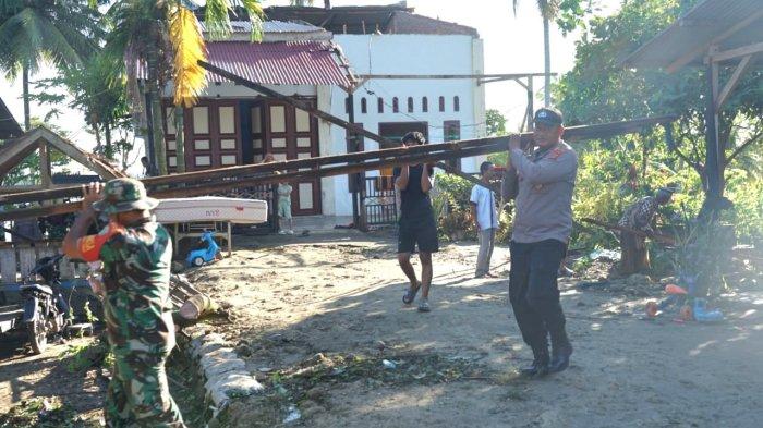 Bantu Korban Bencana Angin Kencang, Personel Gabungan Terjun ke Syamlatira Aron Aceh Utara