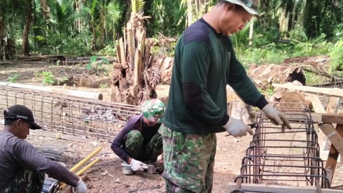 Mudahkan Akses Pengangkutan Hasil Pertanian Warga Desa di Aceh Singkil, Tentara Bangun Jembatan