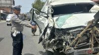 Hiace Bertabrakan dengan Tronton di Bireuen, Sopir Tewas