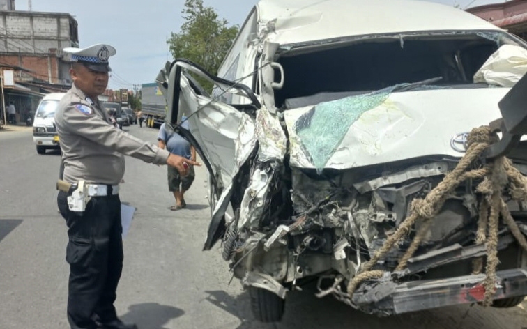 Hiace Bertabrakan dengan Tronton di Bireuen, Sopir Tewas