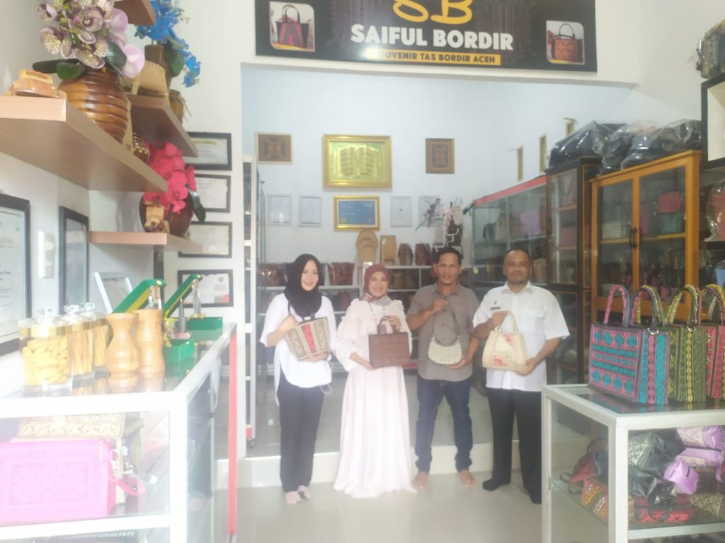 Dukung Pemasaran Produk Lokal, Tim Dekranasda Aceh Kunjungi UMKM Bordir di Peunyeurat
