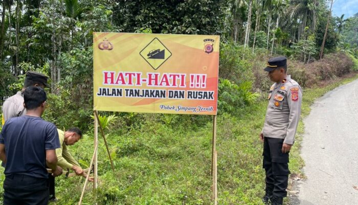 Polisi Pasang Rambu Di Lokasi Jalan Rusak Untuk Mencegah Kecelakaan