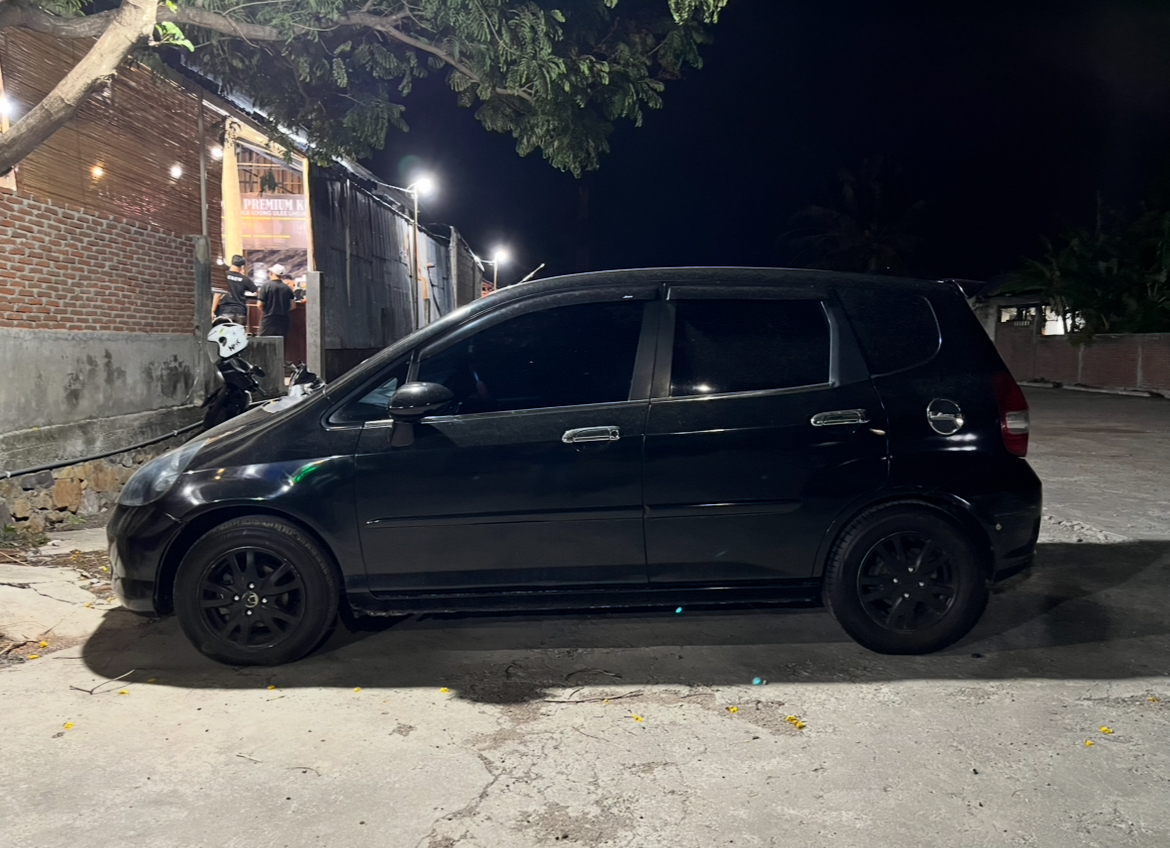 Mobil Tanpa Pemilik Terparkir 10 Hari di SMEA Premium Punge Ujong