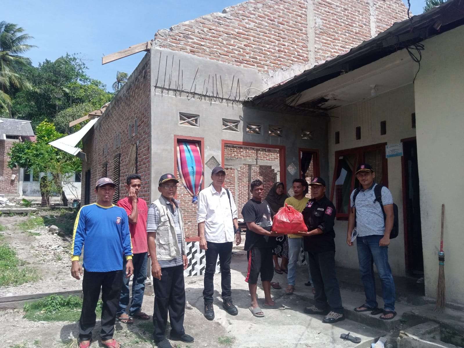Puluhan Warga Terdampak Angin Kecang Terima Bantuan
