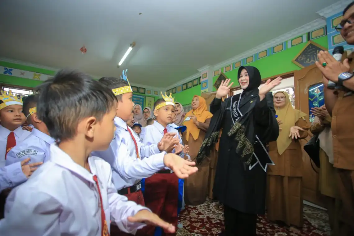Hari Pertama Sekola, Illiza-Afdhal Pantau Proses Pembelajaran