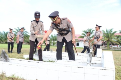 Gelar Upacara Ziarah dan Tabur Bunga di Taman Makam Pahlawan di Hari Bhayangkara ke-79 Tahun 2025