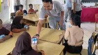 Peringati Hari Anak Nasional Imigrasi Sabang bagikan susu ke siswa SDN 5 Kota Sabang
