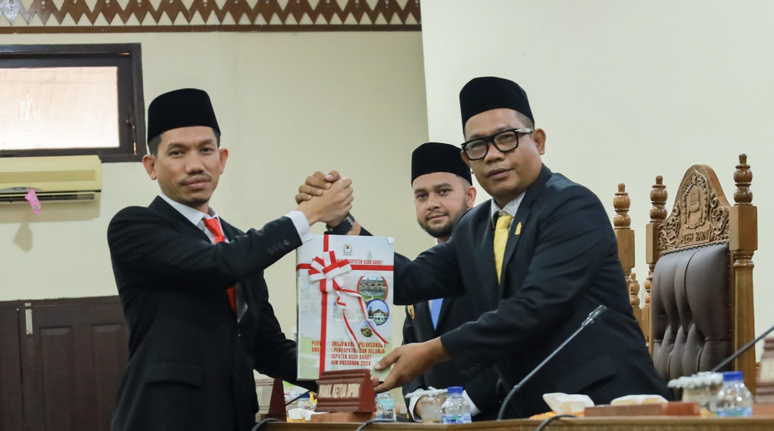 Pemkab Aceh Barat Serahkan LKPJ 2024 ke DPRK