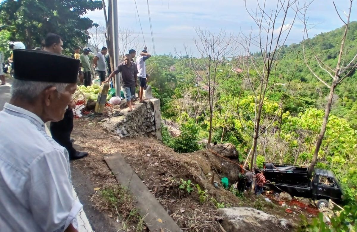 Mobil Pick Up Bermuatan Sayur Jatuh ke Jurang Sedalam 20 Meter