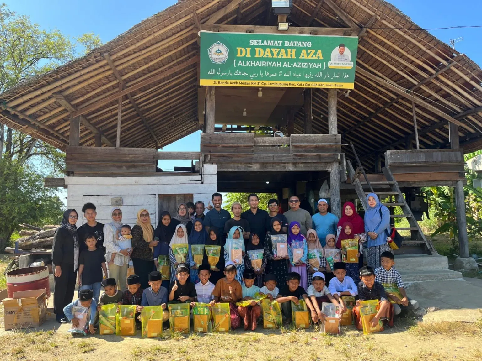 Komunitas Ayo Kita Berbagi Salurkan Bantuan Alat Tulis untuk Anak Yatim di Aceh Besar
