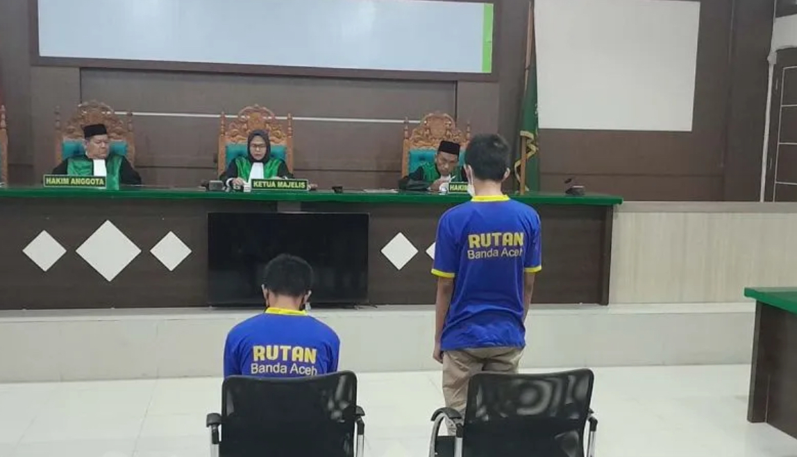 Dua terdakwa pasangan gay dituntut 170 kali hukuman cambuk