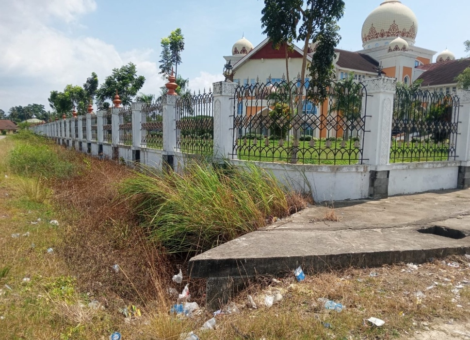Semak Belukar Hiasi Kantor Bupati Aceh Utara, Kadis Kominfosa Bungkam