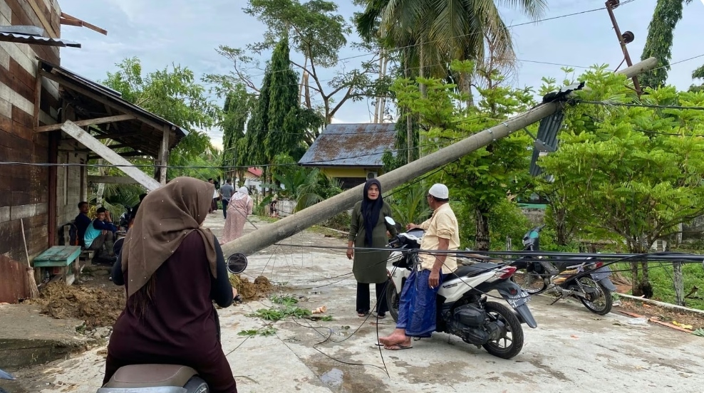PLN Diminta Segera Perbaiki Empat Tiang Listrik Tumbang Di Aceh Utara
