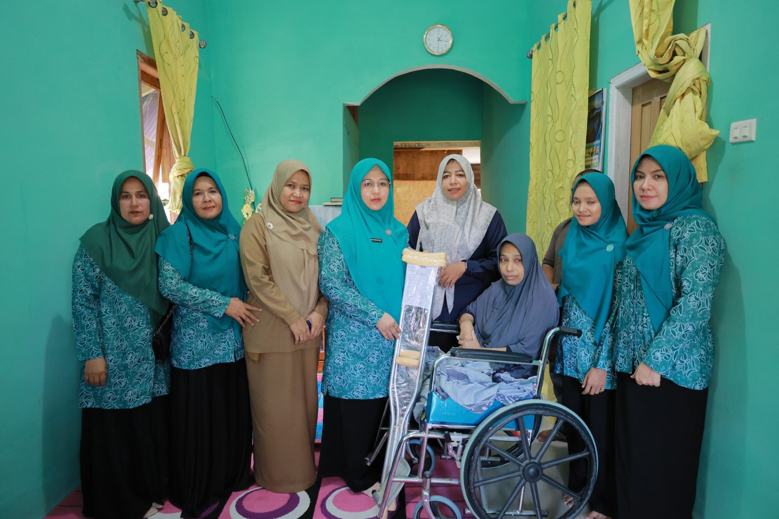 Ketua TP PKK Aceh Besar Serahkan Bantuan Tongkat untuk Disabilitas Fisik di Lhoknga