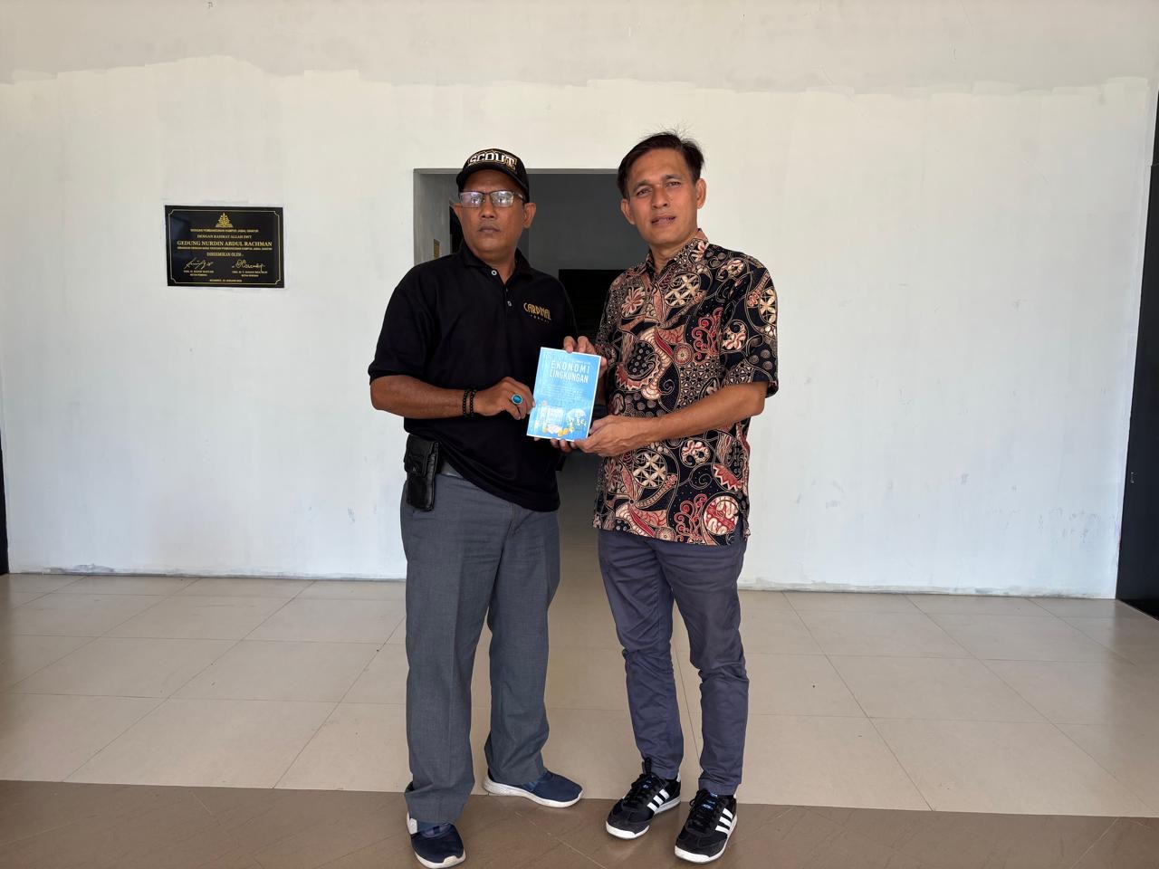 Dosen Prodi D3 Sanitasi Serahkan Buku Ajar “Ekonomi Lingkungan” kepada Ketua Yayasan Pembagunan Jabal Ghafur