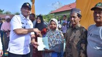 Bupati Aceh Tamiang serahkan 207 sertifikat Prona untuk warga Kuala Peunaga