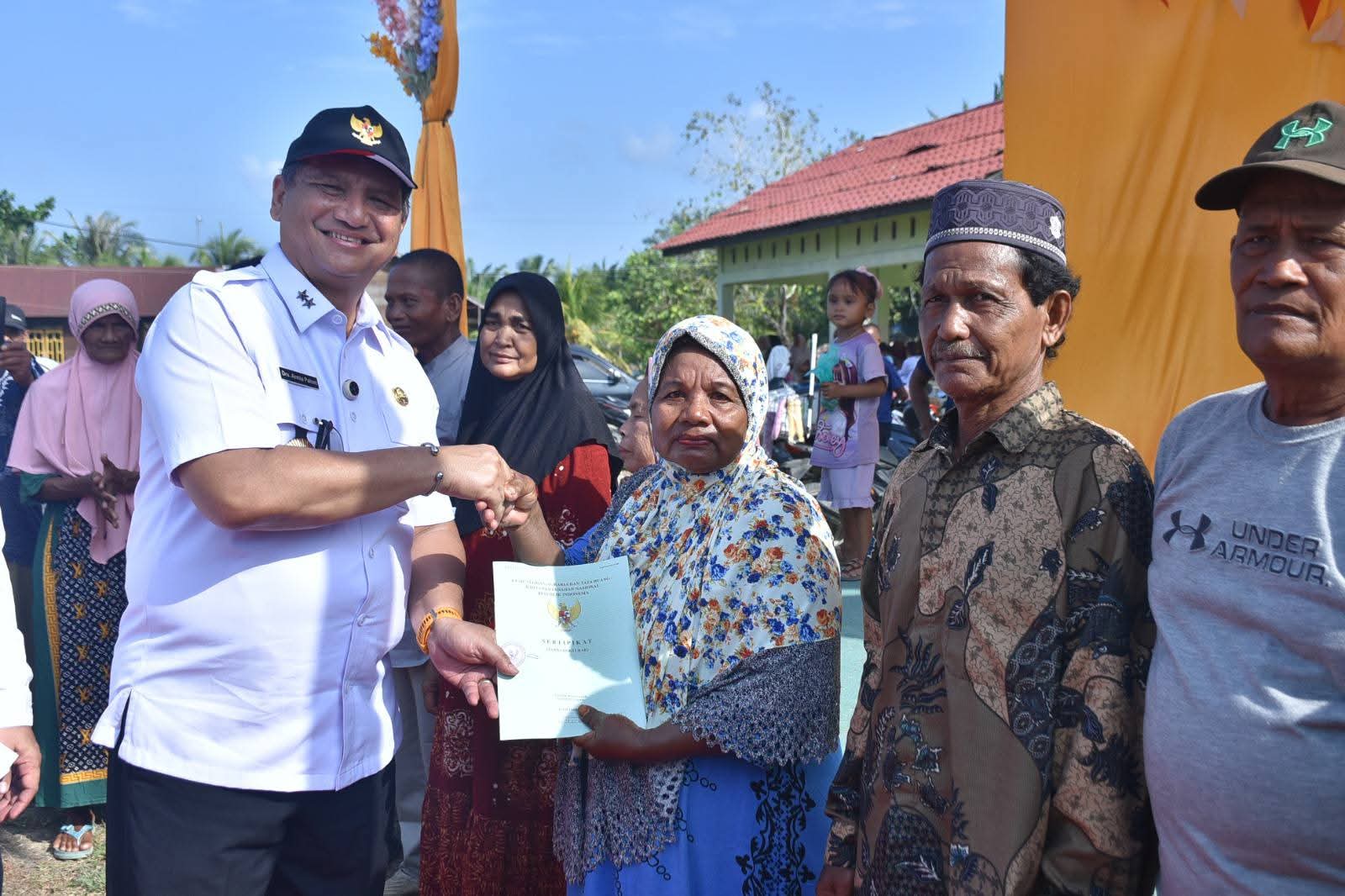 Bupati Aceh Tamiang serahkan 207 sertifikat Prona untuk warga Kuala Peunaga