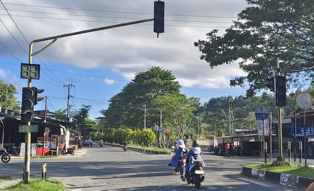 Lampu Merah Mati di Simpang Kolok Simeulue, Pengguna Jalan Kerap Alami Kecelakaan Lampu Merah Mati di Simpang Kolok Simeulue, Pengguna Jalan Kerap Alami Kecelakaan 