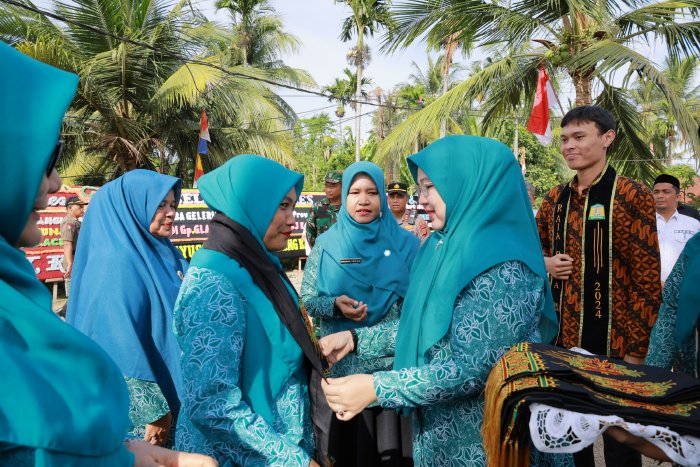 Wakil Bupati bersama Ketua dan Wakil Ketua TP PKK Aceh Besar Sambut Tim Penilai Lomba Gelari Pelangi PKK Tingkat Provinsi Aceh di Gla Meunasah Baro