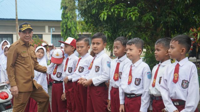 Tinjau Pelaksanaan MPLS, Plt Sekda Abdya Turun ke Sejumlah Sekolah