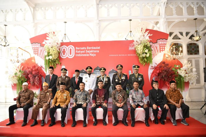 Peringatan HUT RI ke-80, Gubernur Aceh dan Istri Serahkan cendera mata pada Keluarga Pahlawan