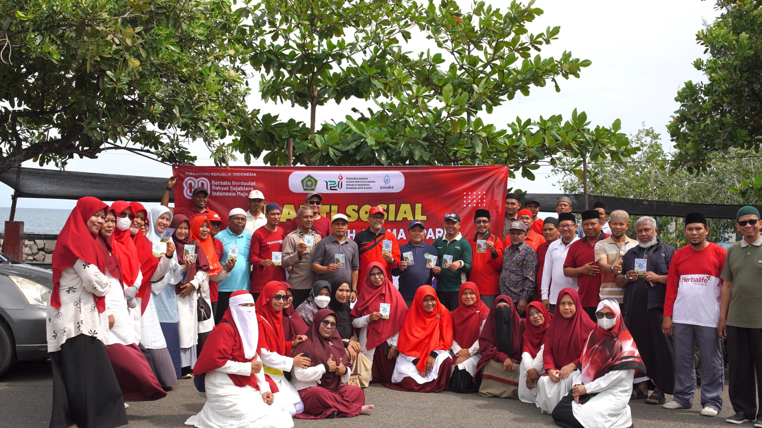 IPARI Kemenag Kota Banda Aceh Gelar Aksi Bersih-bersih Pantai Ulee Lheue Sambut HUT RI ke-80