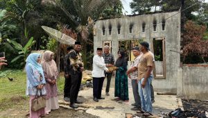 Kemenag Aceh Timur Salurkan Bantuan untuk Siswa Korban Kebakaran