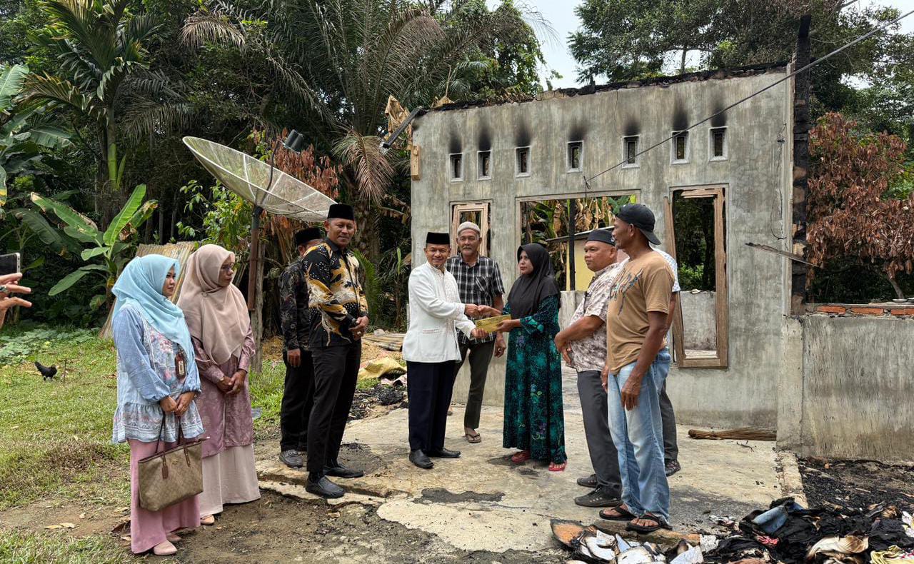 Kemenag Aceh Timur Salurkan Bantuan untuk Siswa Korban Kebakaran