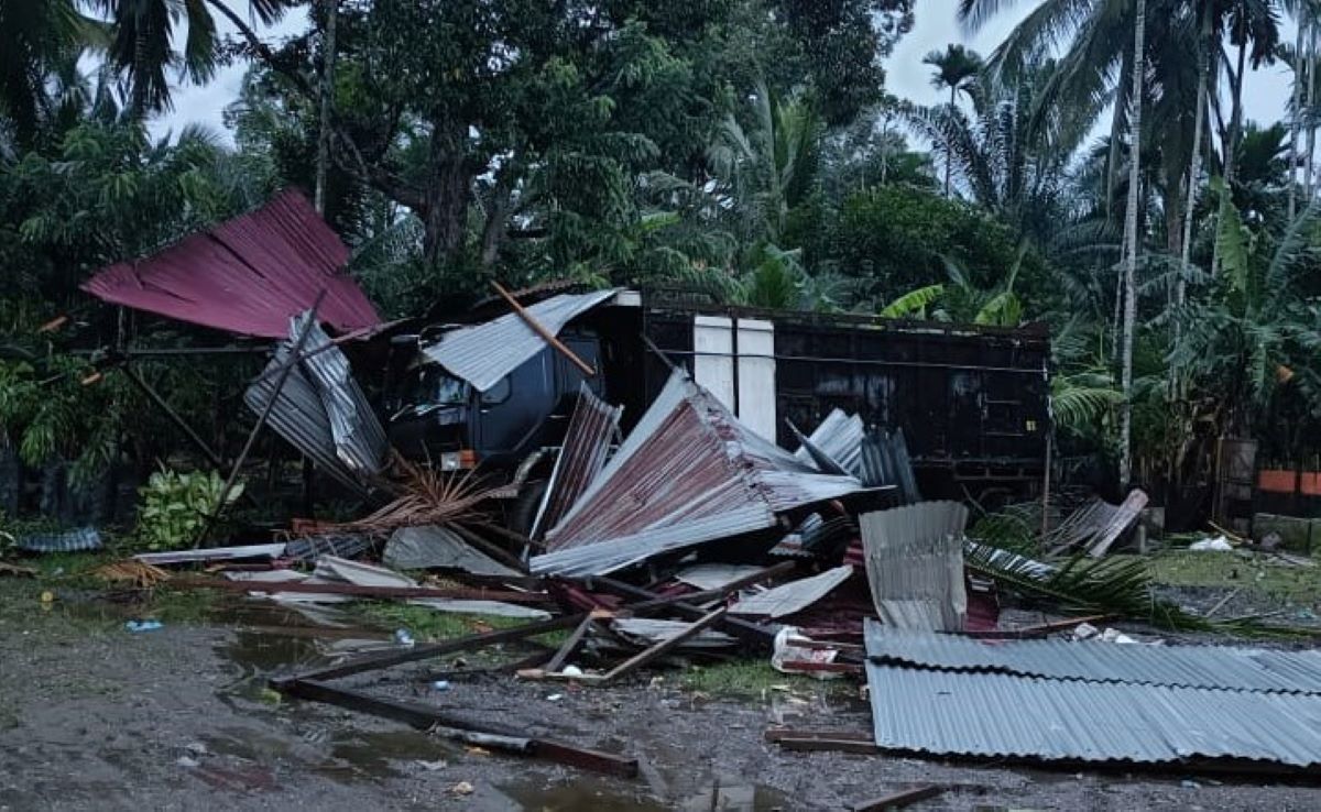 Belasan Rumah Dihantam Puting Beliung, Lima KK Mengungsi di Aceh Barat