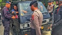 Bukan Tilang, Pengendara di Banda Aceh Malah Dapat Bendera Gratis dari Polisi